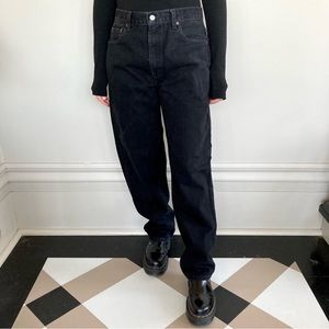 Vintage Levi’s 550 high-waisted loose fit black jeans. 🖤